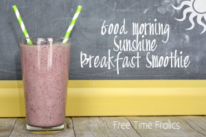 Easy breakfast berry smoothie www.freetimefrolics.com